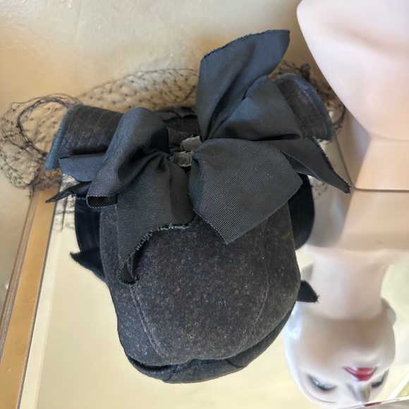 DRAMATIC 1940\'s FELT/STRAW HAT WITH FULL VEIL AND GROSGRAIN BOWS